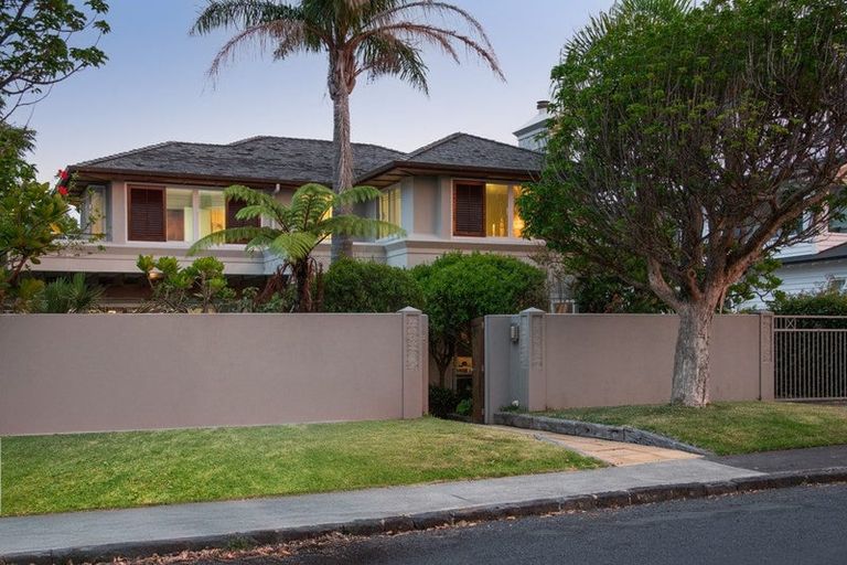 Photo of property in 15a Ocean View Road, Milford, Auckland, 0620