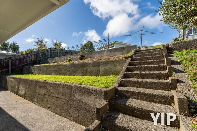 Photo of property in 22 Longcroft Terrace, Newlands, Wellington, 6037