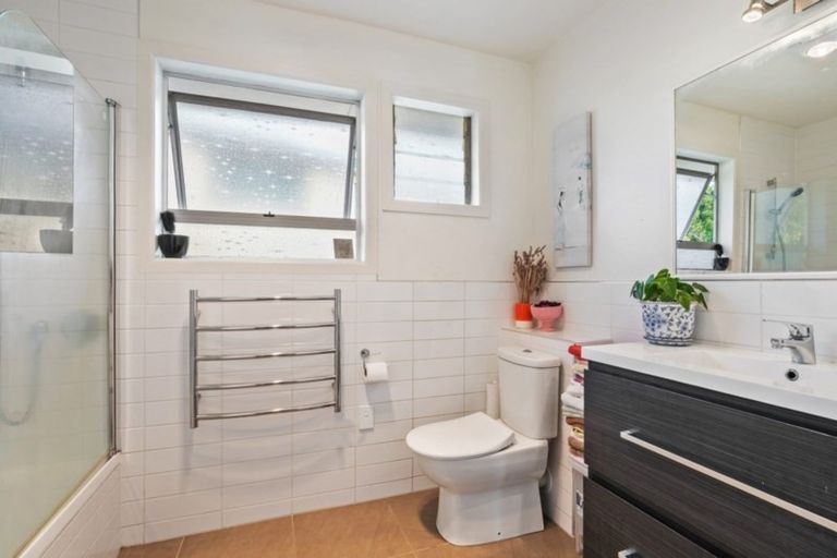 Photo of property in 27 Humphrey Kemp Avenue, Henderson, Auckland, 0612