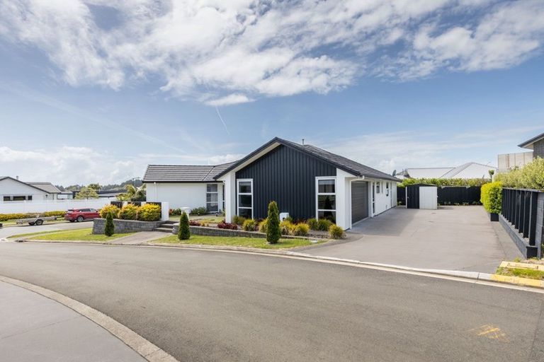 Photo of property in 1 Oakmont Crescent, Waiwhakaiho, New Plymouth, 4312