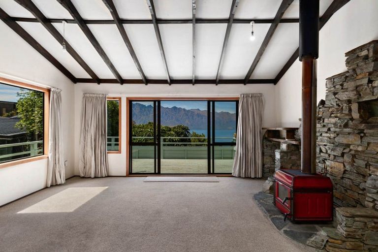 Photo of property in 27 Avalon Crescent, Fernhill, Queenstown, 9300