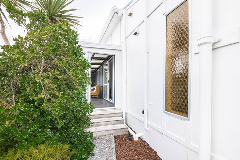 Photo of property in 10 Black Rock Road, Newlands, Wellington, 6037