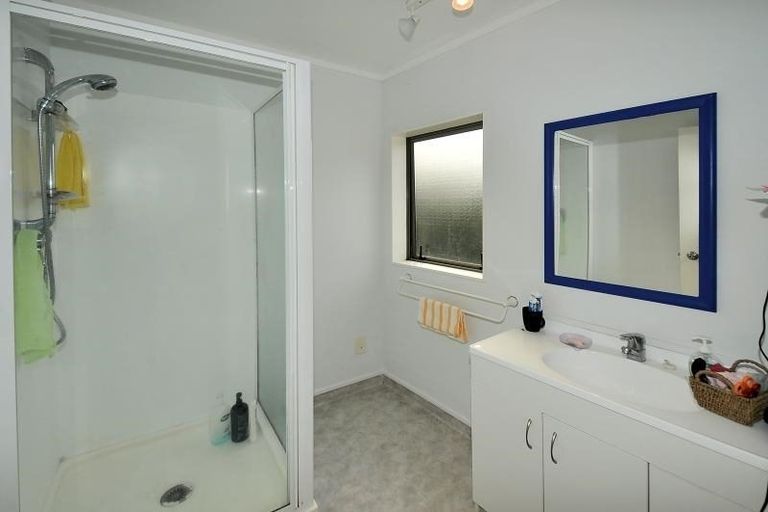 Photo of property in The Haven, 23/120 Beach Haven Road, Beach Haven, Auckland, 0626