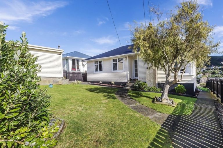Photo of property in 78 Taylor Terrace, Tawa, Wellington, 5028