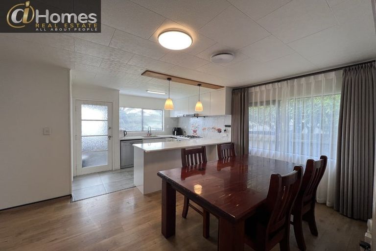 Photo of property in 15 Meadowood Drive, Unsworth Heights, Auckland, 0632