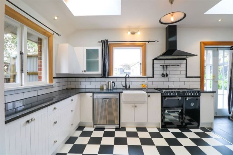 Photo of property in 4 Hertnon Street, West End, Timaru, 7910