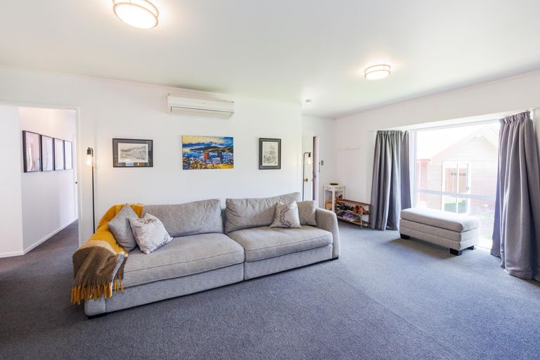 Photo of property in 21 Dalfield Place, Highbury, Palmerston North, 4412