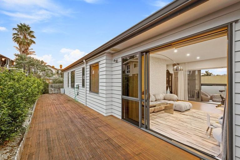 Photo of property in 26a Bernleigh Terrace, West Harbour, Auckland, 0618
