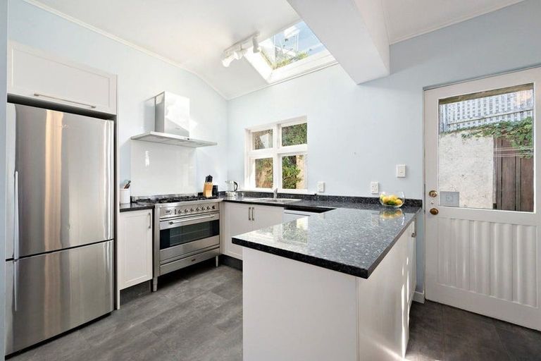 Photo of property in 12 Roseneath Terrace, Roseneath, Wellington, 6011