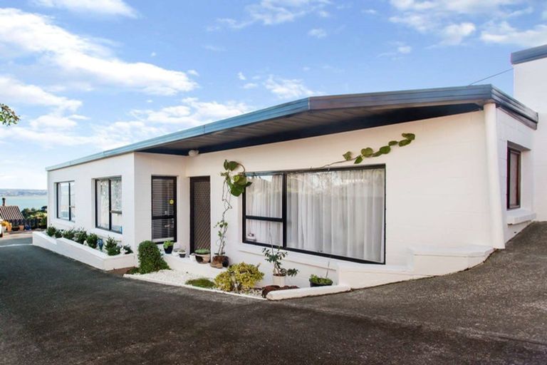 Photo of property in 2/33 Sea Vista Avenue, Beach Haven, Auckland, 0626