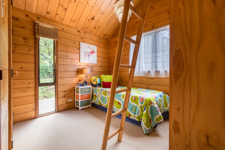 Photo of property in 52 Rauhuia Crescent, Parau, Auckland, 0604