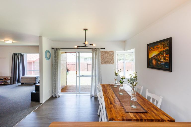 Photo of property in 21 Dalfield Place, Highbury, Palmerston North, 4412