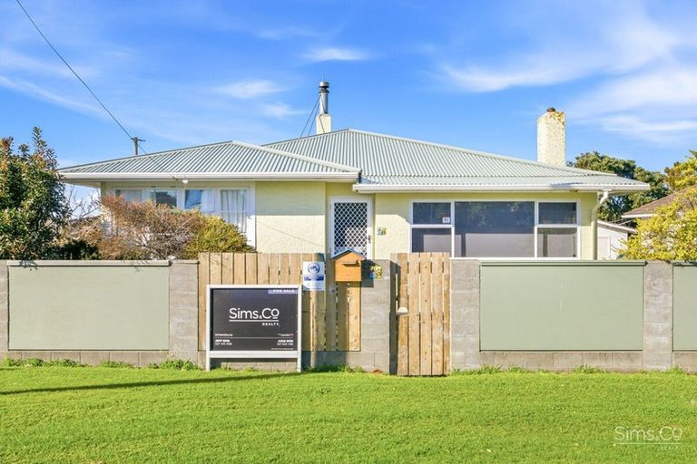Photo of property in 12 Taupata Street, Castlecliff, Whanganui, 4501