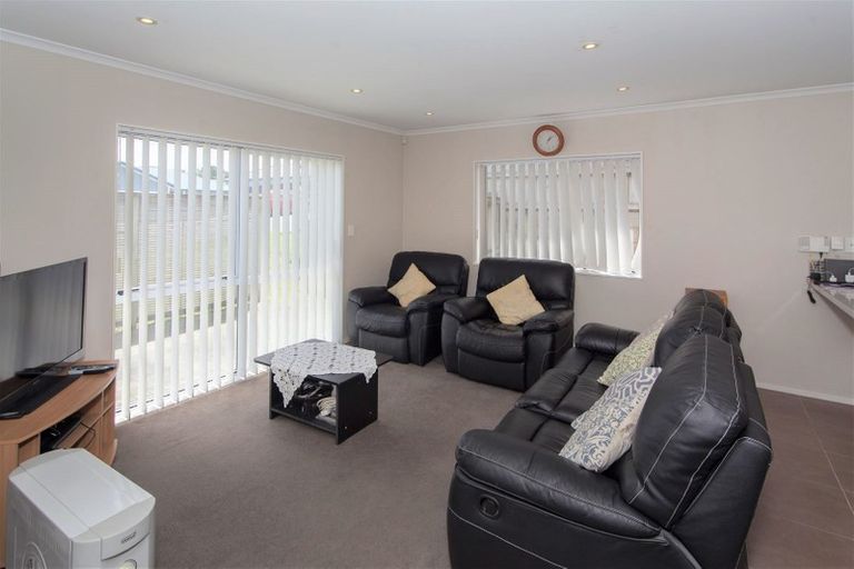 Photo of property in 16 Nirmal Place, Sunnyvale, Auckland, 0612