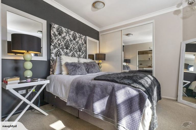 Photo of property in 21a Madison Place, Forrest Hill, Auckland, 0620