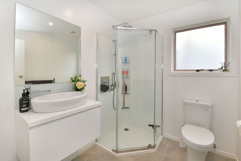 Photo of property in 3/100 Royal Road, Massey, Auckland, 0614