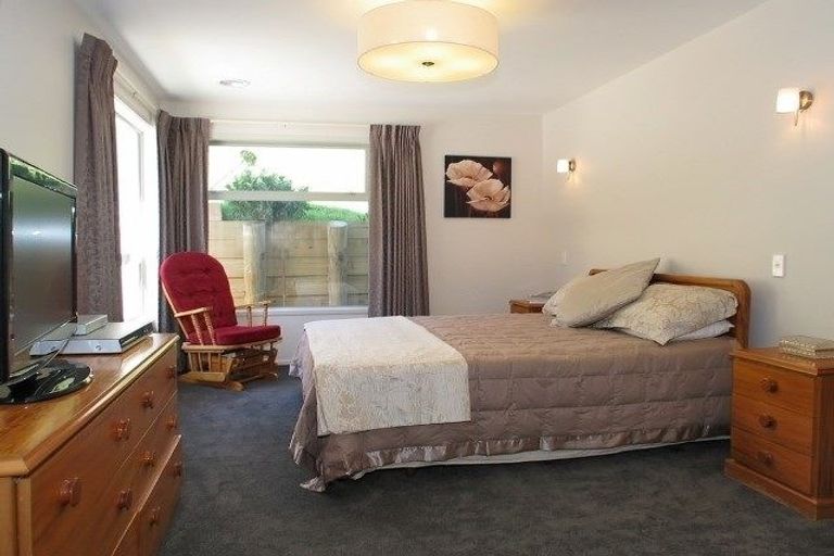 Photo of property in 10 Hollyford Place, Aotea, Porirua, 5024