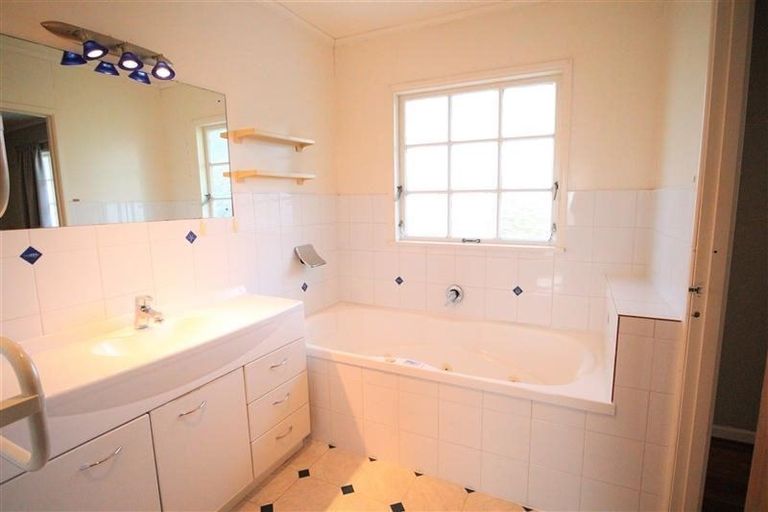 Photo of property in 988 East Coast Road, Northcross, Auckland, 0632