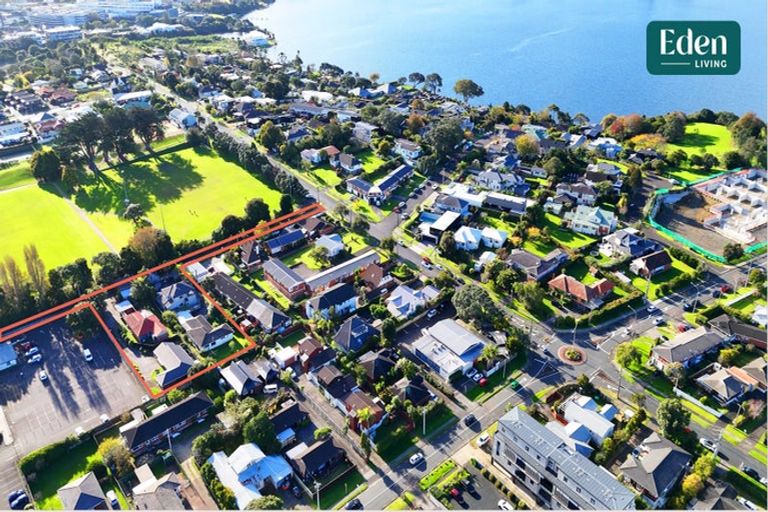 Photo of property in 2/36 Pupuke Road, Takapuna, Auckland, 0622