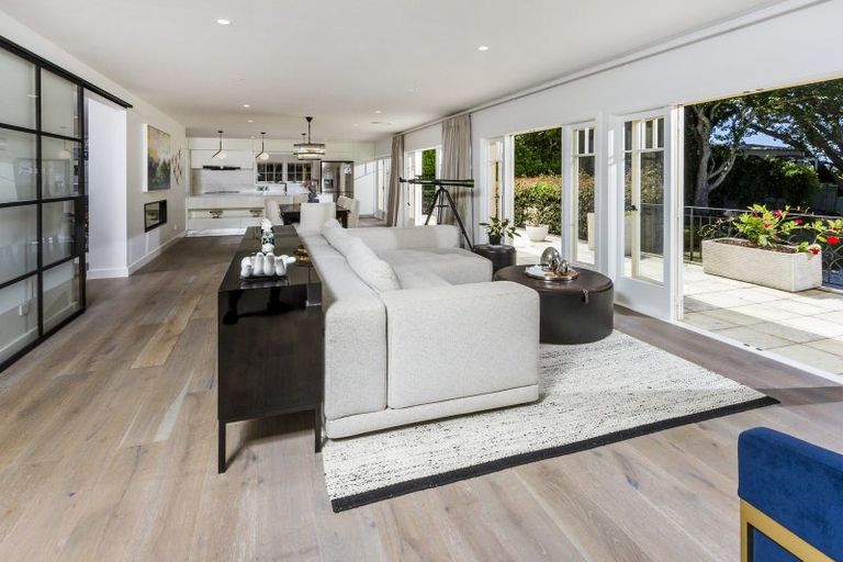 Photo of property in 40 Shakespeare Road, Milford, Auckland, 0620