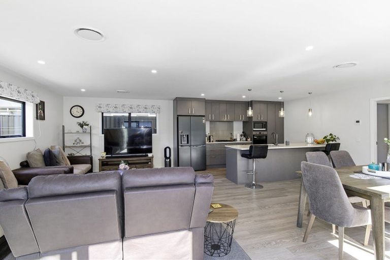 Photo of property in 21 Thornbury Lane, Timberlea, Upper Hutt, 5018