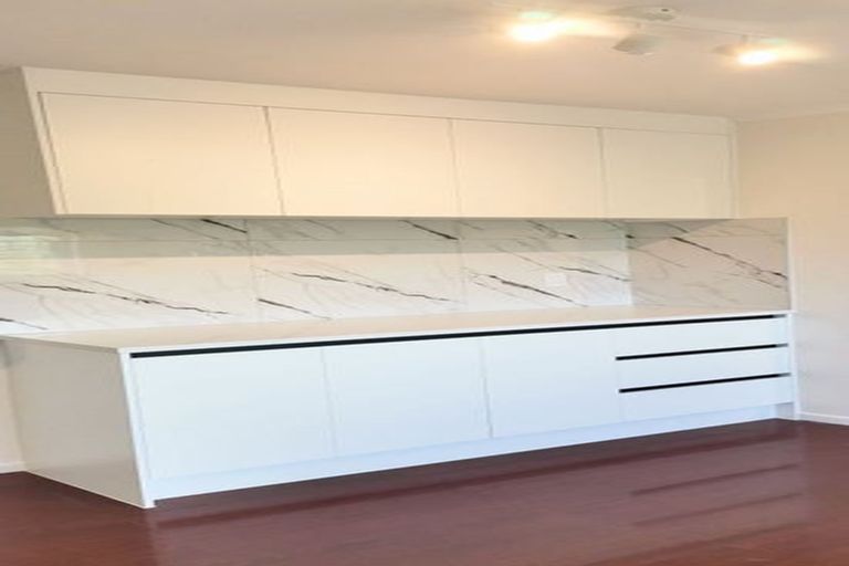 Photo of property in 2/15 Merton Avenue, Glenfield, Auckland, 0627