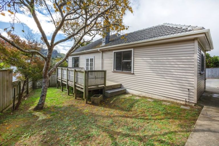 Photo of property in 19a Lyndhurst Road, Tawa, Wellington, 5028