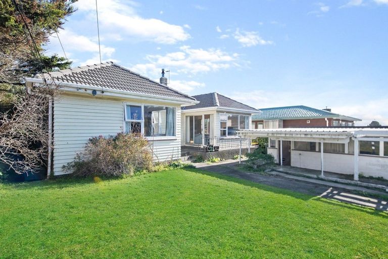 Photo of property in 37 Kenmore Street, Newlands, Wellington, 6037