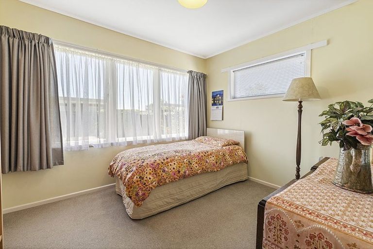 Photo of property in 23 Ellesmere Crescent, Pakuranga Heights, Auckland, 2010