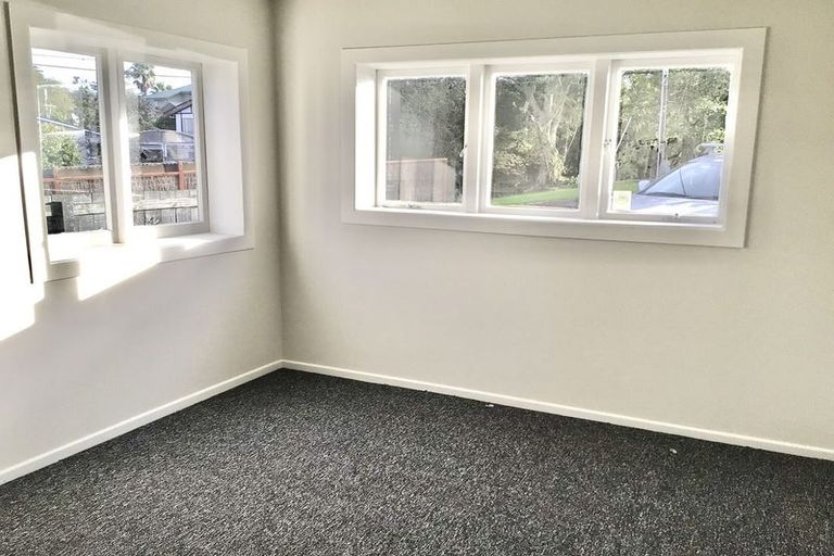 Photo of property in 10 Fowey Avenue, Te Atatu South, Auckland, 0610