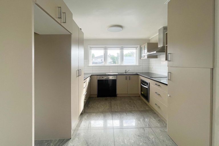 Photo of property in 24 Sutton Crescent, Papakura, 2110