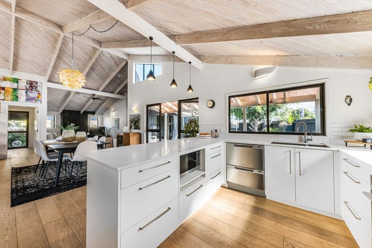 Photo of property in 2/47 Shakespeare Road, Milford, Auckland, 0620