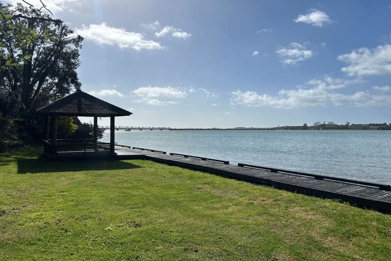 Photo of property in 240 Devonport Road, Tauranga, 3110