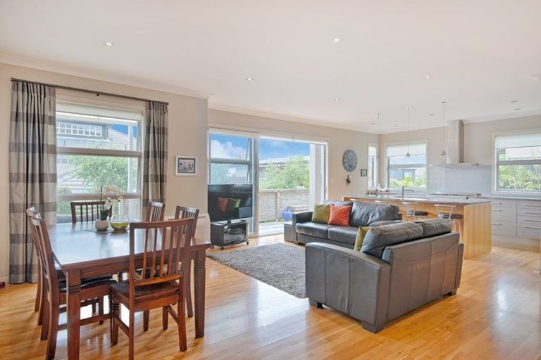 Photo of property in 4a Hyde Road, Rothesay Bay, Auckland, 0630