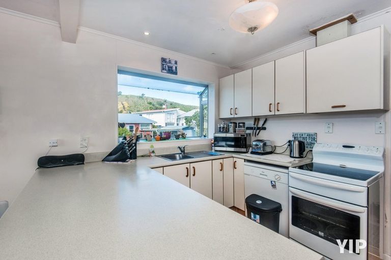 Photo of property in 48 Edgecombe Street, Newlands, Wellington, 6037