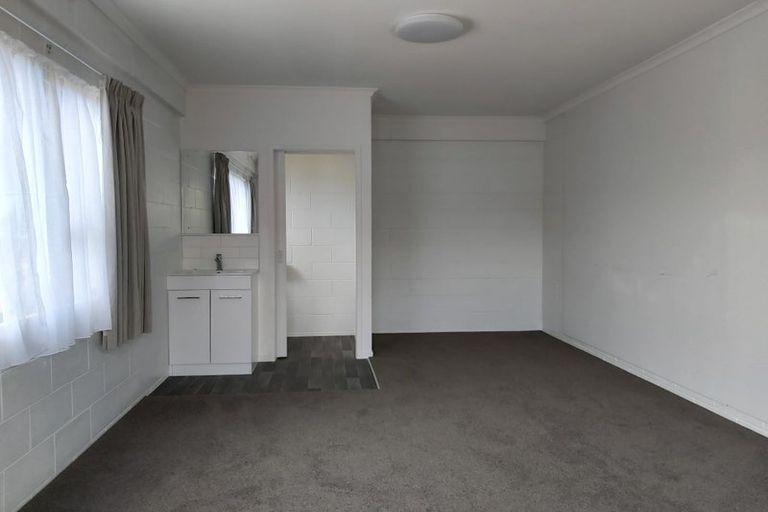 Photo of property in 1/5 Clematis Avenue, Murrays Bay, Auckland, 0630