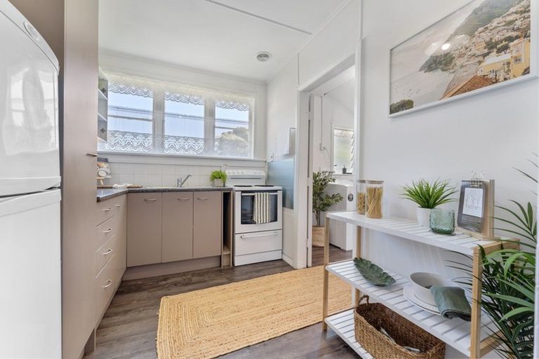 Photo of property in 70 Pioneer Road, Moturoa, New Plymouth, 4310