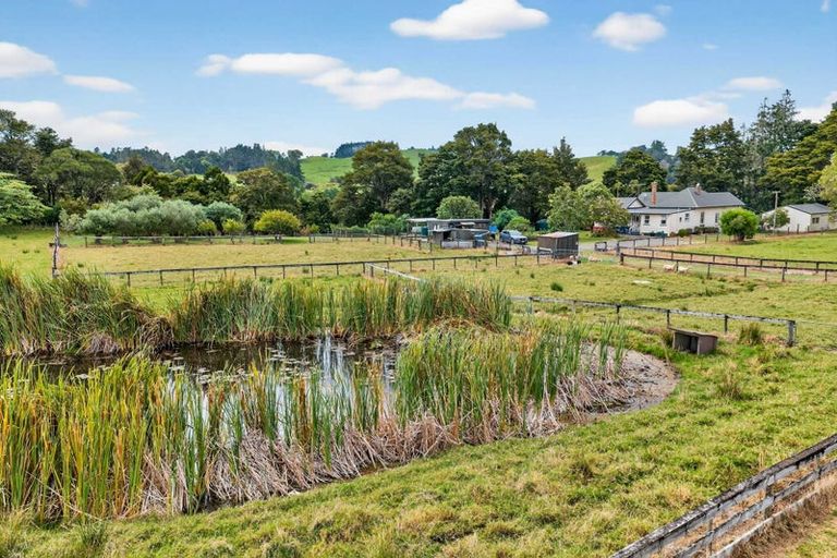 Photo of property in 32 Franklin Road, Paparoa, 0571