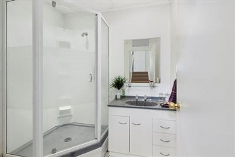 Photo of property in 2/14 Duncan Street, Tawa, Wellington, 5028