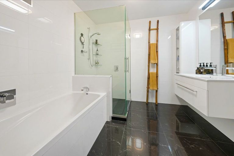 Photo of property in 36 Queen Street, Northcote Point, Auckland, 0627