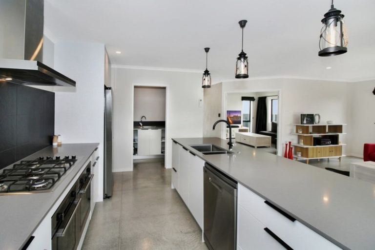 Photo of property in 15 Frederick Place, Whalers Gate, New Plymouth, 4310