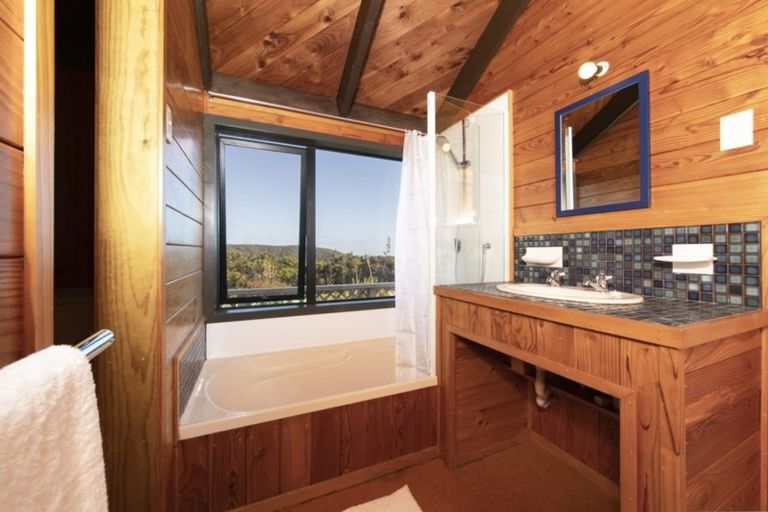 Photo of property in 140 Lone Kauri Road, Karekare, New Lynn, 0772