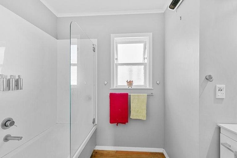 Photo of property in 136 Broderick Road, Johnsonville, Wellington, 6037