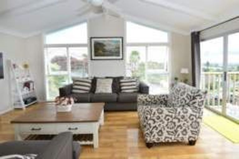 Photo of property in 1/330 Glenfield Road, Glenfield, Auckland, 0629