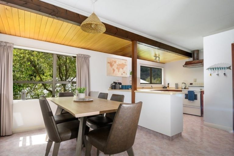 Photo of property in 2 Huia Street, Waikawa, Picton, 7220