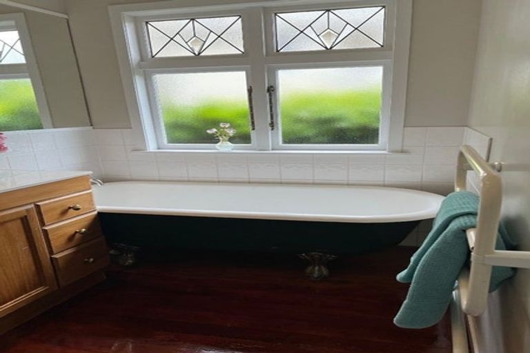 Photo of property in 68 Beach Road, Mellons Bay, Auckland, 2014