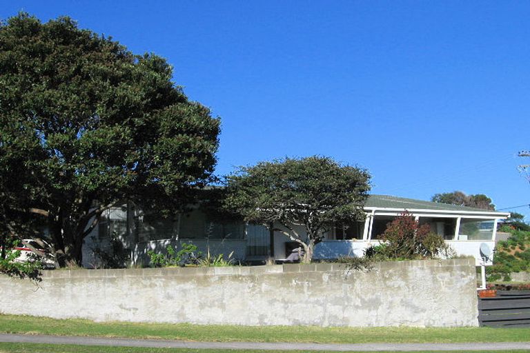Photo of property in 2 Kawau Grove, Waikanae Beach, Waikanae, 5036