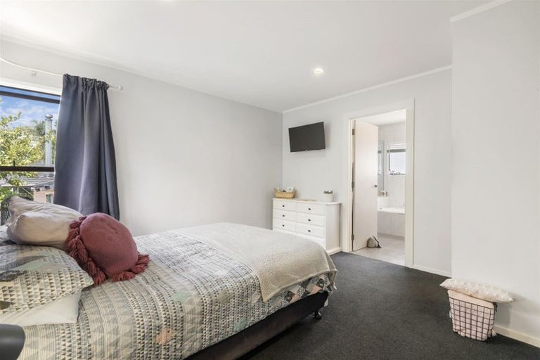 Photo of property in 2/10 Tiri View Place, Waiake, Auckland, 0630