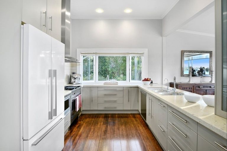 Photo of property in 28 Stanley Point Road, Stanley Point, Auckland, 0624