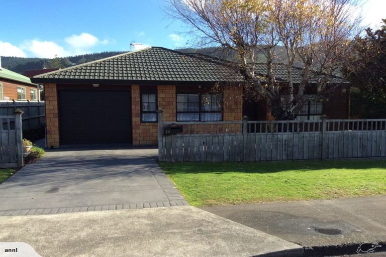 Photo of property in 29 Oxford Street, Tawa, Wellington, 5028